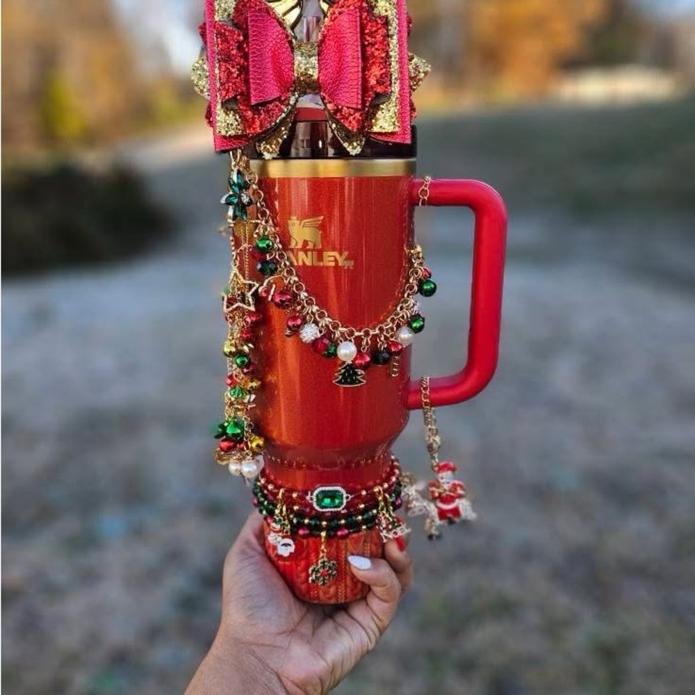 Custom cups red and you cannot make your on custom cupss just text me